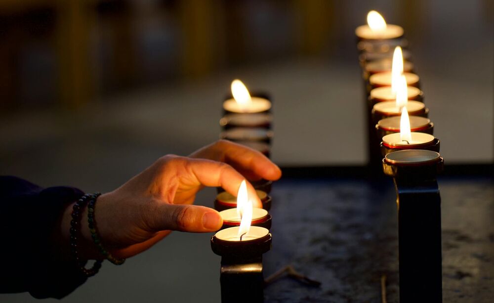 Kerzen in einer Kirche / pexels.com / Noulton Grazer Bischof: 'Wichtig ist, mit der Trauer nicht allein zu bleiben'