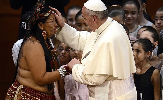 Papst Franziskus begrüßt Indianer / Copyright 2013, KNA (www.kna.de). Alle Rechte vorbehalten, Cristian Gennari Papst Franziskus begrüßt am 27. Juli 2013 in Rio de Janeiro (Brasilien) Indianer aus dem Amazonasgebiet.