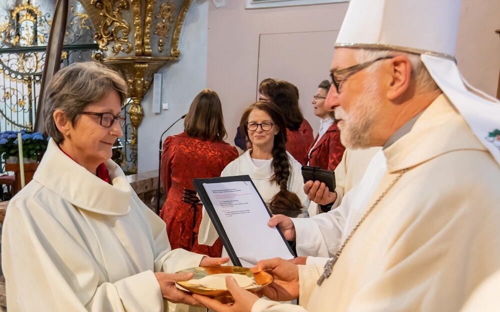 Helferinnen und Helfer des Diakons und Priesters am Tisch des Herrn: Der Dienst des Akolythen/der Akolythin hat seinen Platz in der eucharistischen Liturgie und der Feier der Sakramente / Anton Wieser Bischof Marketz beauftragt 14 Frauen und Männer zum Akolythendienst