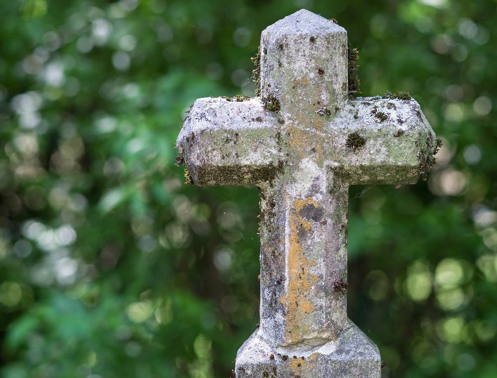 Kreuz aus Stein auf einem Friedhof / Erwin Wodicka - wodicka@aon.at Schönborn: Zu Allerheiligen am Friedhof der 'Heimgekehrten' gedenken