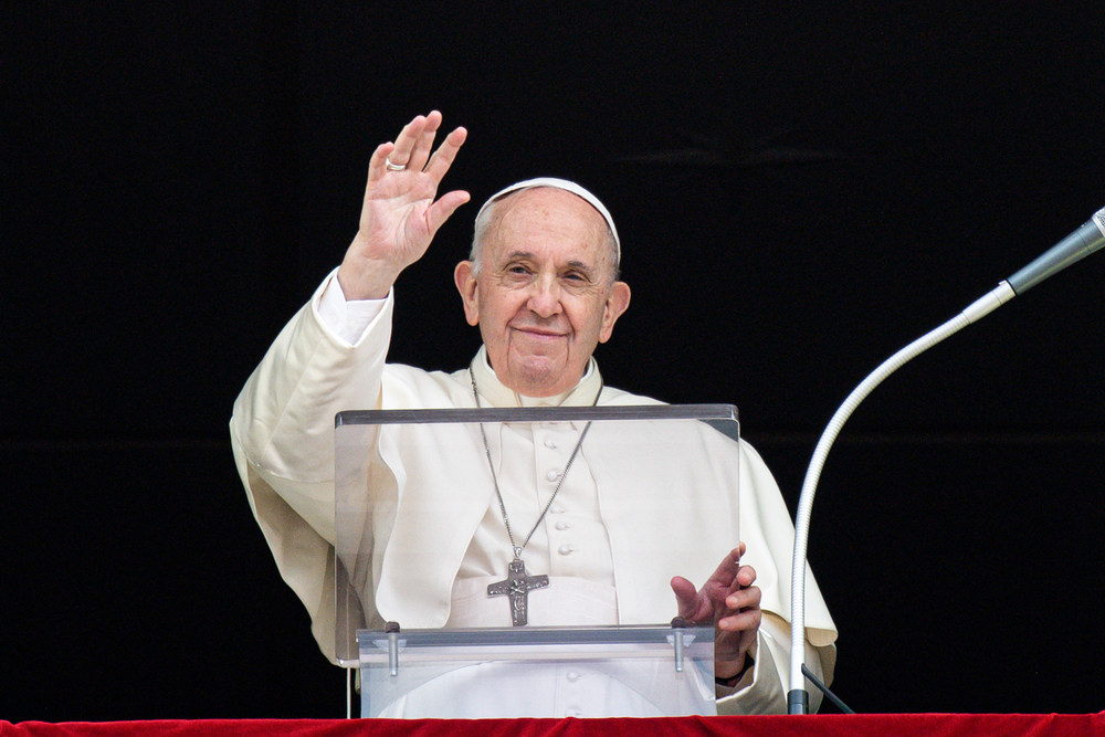 Papst Franziskus / Copyright 2021, KNA GmbH, www.kna.de, All Rights Reserved, Vatican Media Papst Franziskus erhebt den Arm beim Mittagsgebet am Fenster des Apostolischen Palasts am 26. September 2021 im Vatikan.