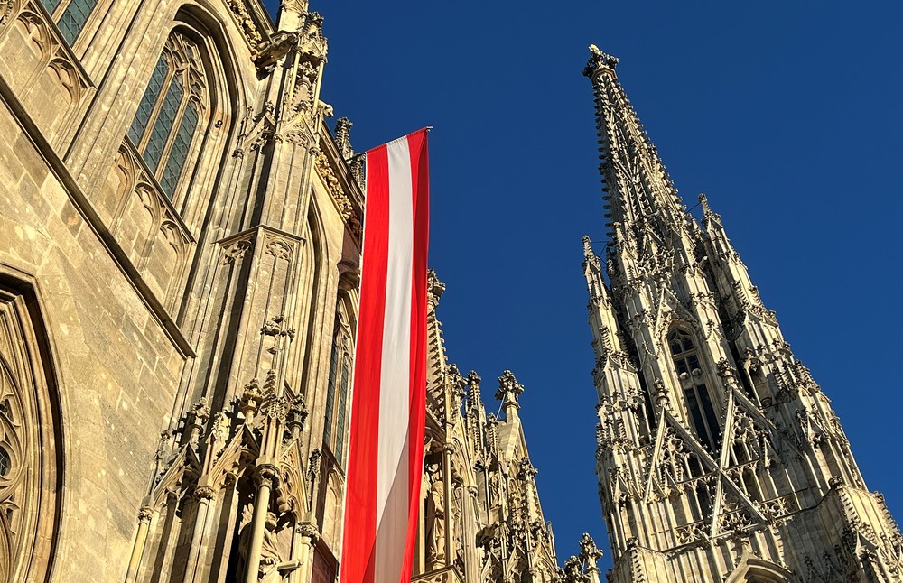 Stephansdom mit Österreich-Fahne / Kathpress / Henning Klingen Nationalfeiertag: Kirche lädt zur 'Österreich-Feier' im Stephansdom