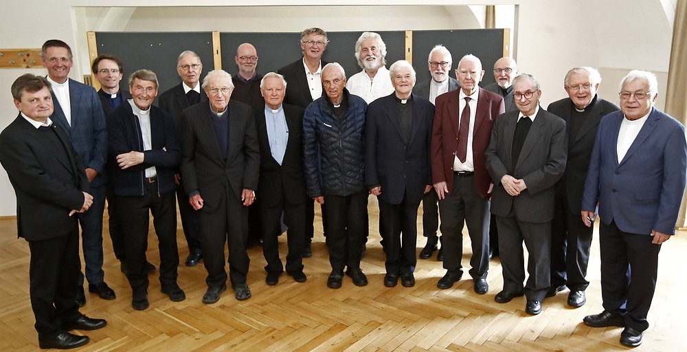 Die diesjährigen Priesterjubilare mit Bischof Marketz und Priesterrats-Vorsitzendem Peter Allmaier in St. Georgen/Längsee / Diözesan-Pressestelle/Eggenberger Marketz bei Jubiläumsmesse: Priester sind Licht- und Hoffnungsbringer