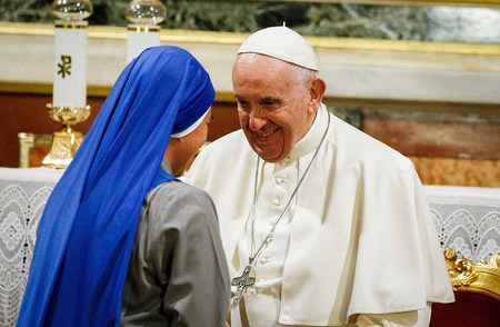 Papst Franziskus und eine Ordensschwester bei einem Treffen mit Bischöfen, Priestern, Ordensleuten, Seminaristen und Katecheten am 4. Dezember 2021 in Athen (Griechenland).