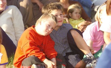 Behinderte und nichtbehinderte Kinder bei einem Fest im Caritas-Heim f