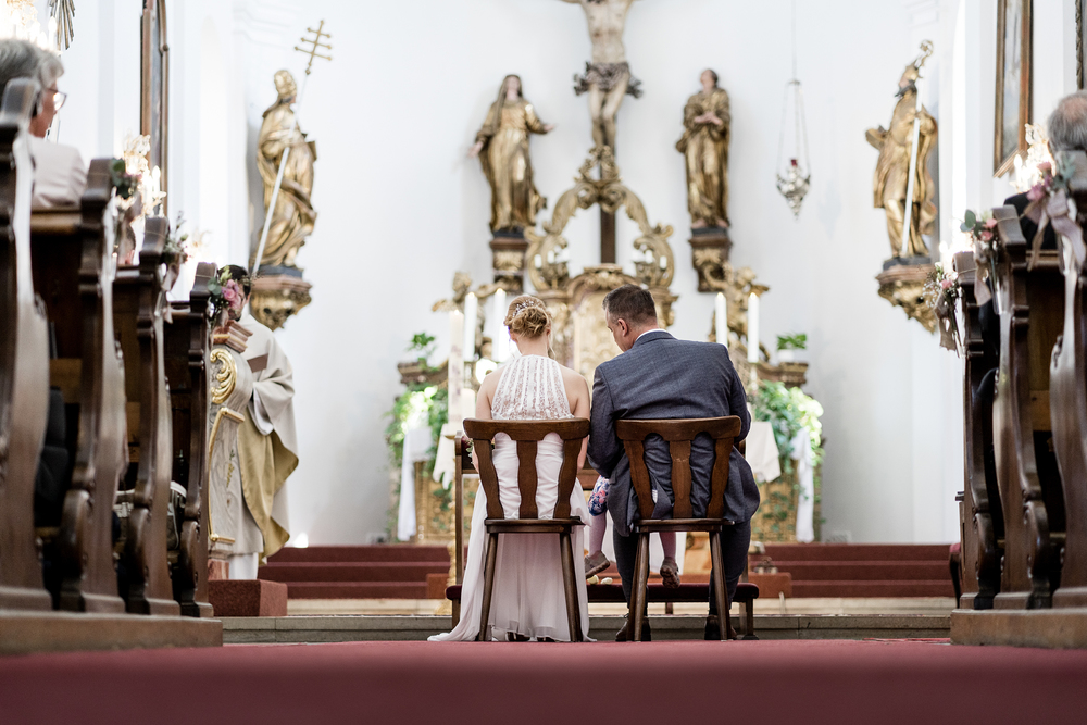 Hochzeit und Ehe / Christian Mari www.christianmari.at, Christian Mari In der katholischen Kirche ist die Ehe ein Sakrament, also ein Zeichen, dass sich die Eheleute gegenseitig spenden. Im Sakrament der Ehe wird gefeiert, dass Gottes Treue in der Liebe zweier Menschen sichtbar wird. Gott schenkt im Sakrament den Eheleu