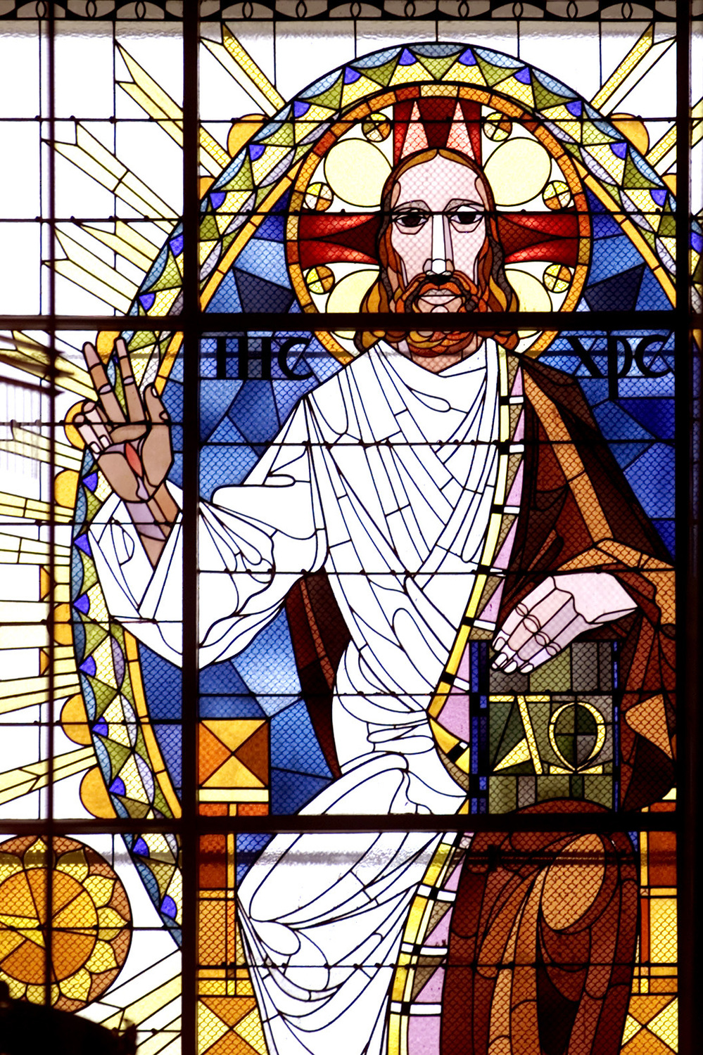 Pantokrator - Jesus als Weltenherrscher. Glasfenster im Jugenstil in der 'Luegerkirche', der dem hl. Karl Borrom?us geweihten Kirche des Zentralfriedhofs, Wien.Franz Josef Rupprecht, A-7123 M?nchhof; Bank: Raika M?nchhof (BLZ 33054), Kto.: 17.608