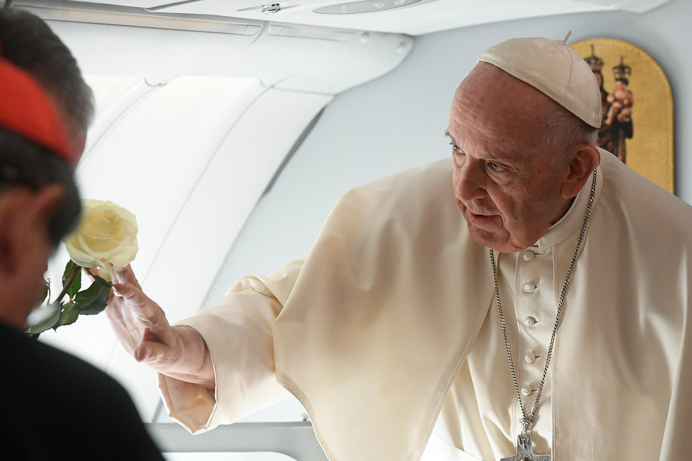 Papst Franziskus im Flugzeug / kna-bild.de / Vatican Media Papst Franziskus berührt eine weiße Rose beim Abflug vom Internationalen Flughafen Nur-Sultan am 15. September 2022 in Nur-Sultan (Kasachstan).