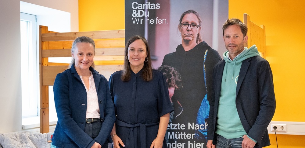 Schauspielerin Gerti Drassl, Hausleiterin Claudia Ferner-Unger und der Wiener Caritasdirektor Klaus Schwertner / Stefanie J. Steindl Solidarität statt Blumen zum Muttertag: Caritas bittet um Spenden