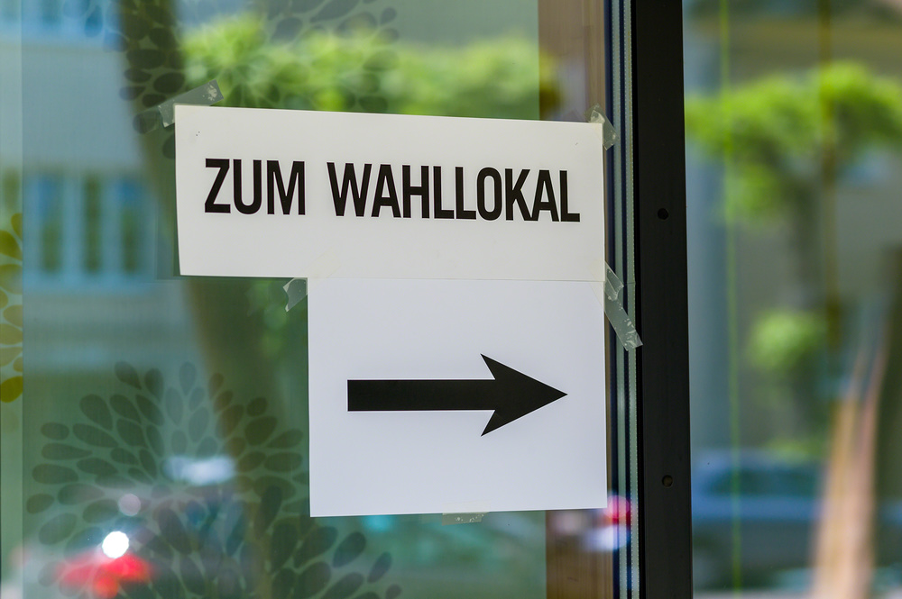 Der Eingang zum Wahllokal ist durch ein Schild gekennzeichnet