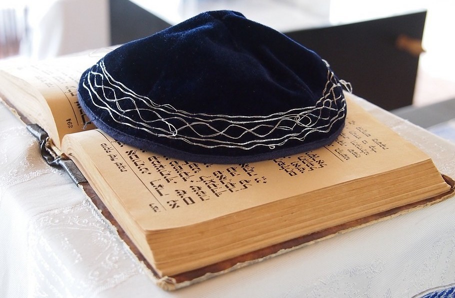Jüdische Kippa auf einer Thora / pixabay / gemeinfrei Wien: 'Hillel-Award' für Schüler wird am Montag erstmals vergeben