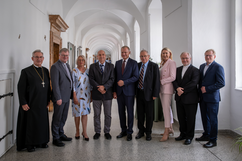 Gruppenfoto Ökumenische Sommerakademie / © Diözese Linz / Johannes Kienberger v.l.: Abt Ambros Ebhart, Bischof Manfred Scheuer, Superintendentialkuratorin Renate Bauinger, Superintendent Gerold Lehner, Landeshauptmann Thomas Stelzer, Moderator Helmut Obermayr, Hermine Eder (KU Linz), Generalvikar Severin Lederhilger, Christoph