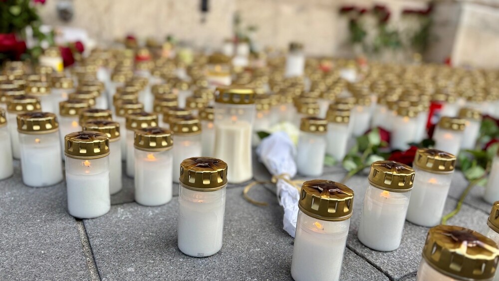 Kerzen vor dem Stephansdom / Jutta Steiner/Kathpress Amoklauf: Weitere kirchliche Kondolenzschreiben aus aller Welt
