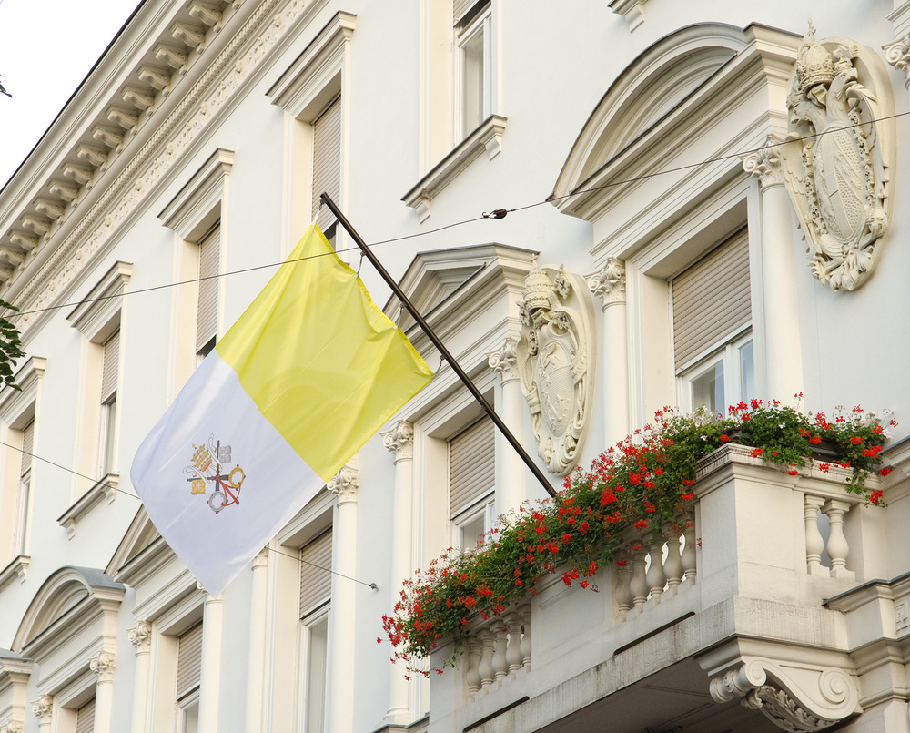 Die päpstliche Fahne weht vom Balkon der Apostolischen Nuntiatur